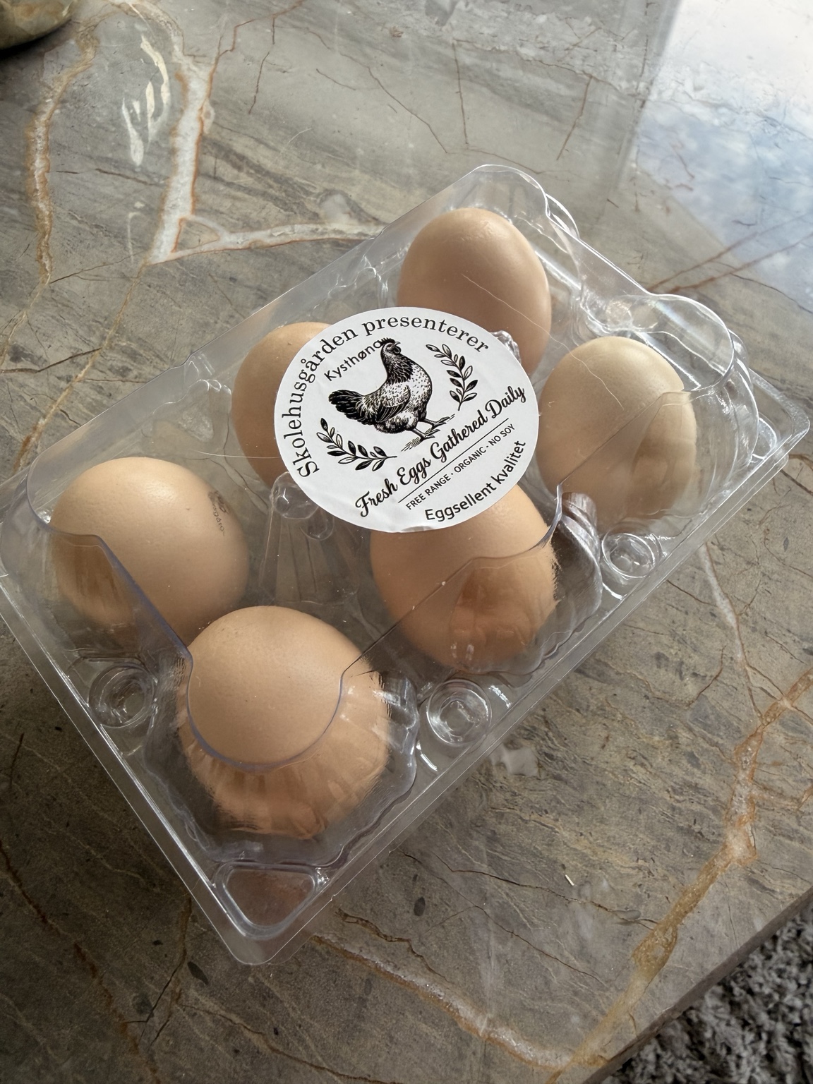 Egg fra Skolehushagen med gårdens etikett